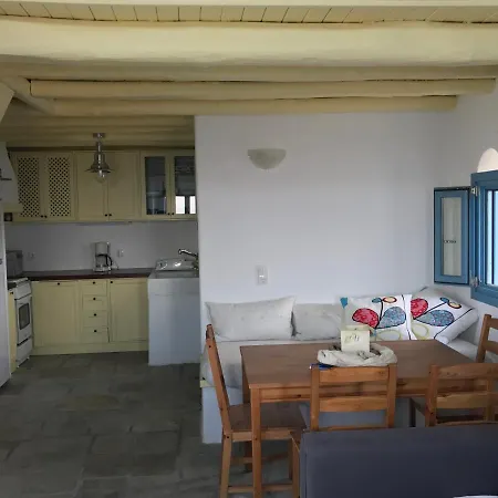 G & K's Blue And Yellow Suites Villa *