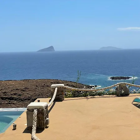 G & K's Blue And Yellow Suites Villa *